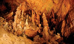 조선 누층군 막동 석회암층 중에 발달하는 평창 백룡동굴의 모습이다.