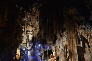 성류굴의 종유석과 석주