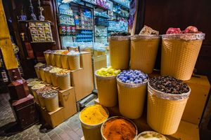 두바이 데이라의 두바이 향신료 시장에 있는 전통적인 중동 향신료