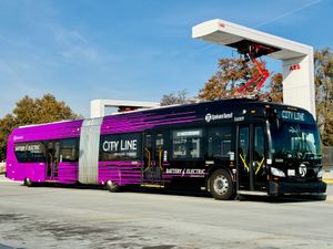 STA 시티 라인 배터리 전기버스가 스포케인 커뮤니티 칼리지에서 충전 중
