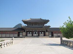 서울 창경궁. 1483년 조선 시대에 인수왕후, 정희왕후, 안순왕후 세 왕후를 위해 건립되었다. 대한민국 국보 제226호이다.