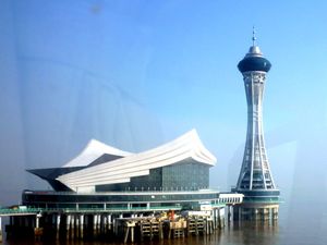 항저우만 대교 중간 지점에 있는 전망대와 서비스 센터