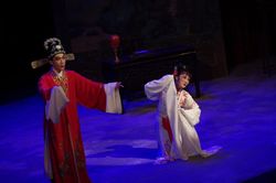2014년 상해극예술학원(Shanghai Theatre Academy) 학생들의 《왕규배반귀영》(Wang Kui Betrays Guiying) 공연. 绍兴(Shaoxing) 오페라 남성 배우는 수가 적지만 존재한다.