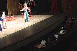 상해(Shanghai) 천찬극장(Tianchan Theatre)에서 2014년 공연 중인 오케스트라. 양금(yangqin) 연주자, 여러 현악기(huqin) 연주자, 타악기 연주자, 첼리스트, 그리고 지휘자가 보인다.