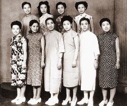 1947년 "십자매"라 불린 10명의 인기 배우들. 앞줄 왼쪽부터: 서천홍(徐天虹), 부권향(傅全香), 원학분(袁雪芬), 주수조(朱水照), 번뢰정(范瑞娟), 오소루(吳小樓). 뒷줄 왼쪽부터: 장구봉(張桂鳳), 소당귀(蕭埭桂), 서옥란(徐玉蘭), 인귀방(尹桂芳).
