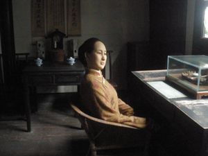 책상에 앉아 있는 추진의 밀랍 인형