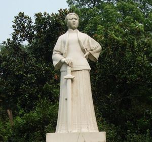 항저우 서호 부근에 있는 추진 동상