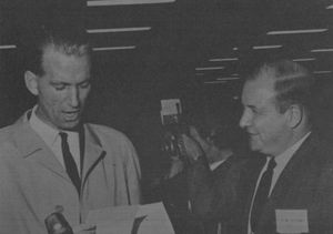 왼쪽부터 트롬쇠 시장 카레 노르가르드와 앵커리지 시장 조지 M. 설리번이 1969년 9월 자매 도시 관계를 시작하기 위해 만났다.