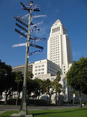 자매 도시 안내판이 있는 로스앤젤레스 시청(Los Angeles City Hall)