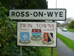 영국 로스온와이 시 입구 표지판. 자매 도시(twin towns) 이름 표시