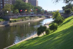 캔자스시티(미주리주)의 자매 도시 다리.