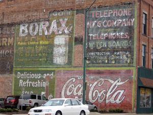 코카콜라 유령 간판(ghost sign), 아이오와주 포트 도지. 보락스(Borax)와 전화 광고 뒤에 더 오래된 코카콜라 유령 간판이 있다.