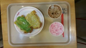 방콕에서 잼을 바른 구운 빵에 달콤한 우유를 곁들여 제공