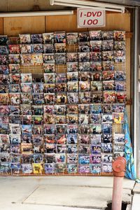 태국의 한 노점상이 불법 복제 DVD 영화들을 진열해 놓았다.