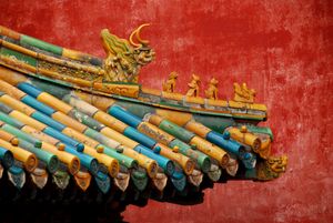 녹색과 청색 기와를 얹은 지붕