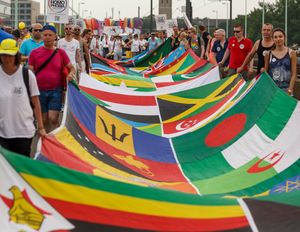 동성애가 불법인 72개국 국기를 내걸고 있는 쾰른 프라이드의 LGBT 활동가들