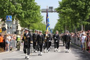 2014년 핀란드 국방군 축제 퍼레이드에서 라펜란타의 발타카투 거리에 있는 우시마 지역 여단 (Uudenmaan prikaati)