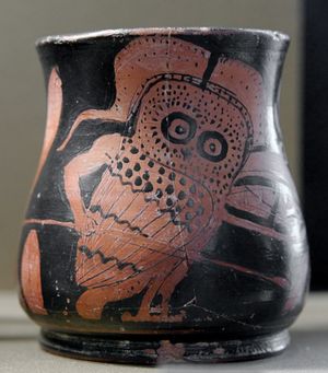 무장한 올빼미를 묘사한 오이노코에(Oinochoe). 안테스테리아 축제 당시 행렬 장면 (그리스, 기원전 410~390년)