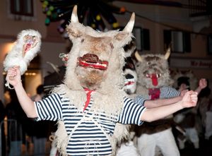 할루바이스키 즈본차리(Halubajski zvončari)가 리예카의 리예카 카니발에 참가하고 있다.