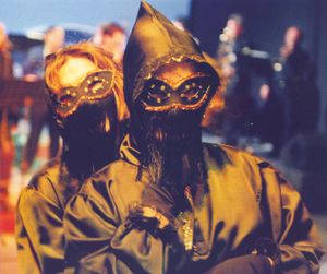 그리스 파트라스에서 열린 역사적인 부르부리아 무도회에 참석하는 여성들. 그 무도회에서만 볼 수 있는 도미노 의상을 입고 있다.