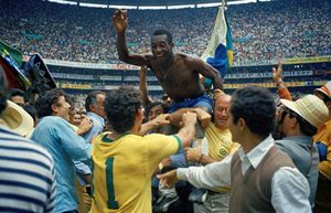 1970년 FIFA 월드컵 우승 후 축하받는 펠레