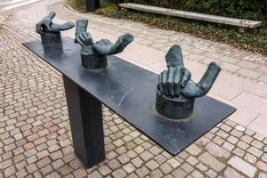 린다 룬드그렌이 제작한 청동 조각 손의 작업(Work of hands). 20세기 초 스웨덴 리세킬의 어업에서 손으로 캔을 채우던 노동자들에게 헌정됨.