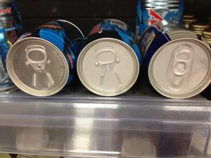 풀탭 방식과 스테이온탭 방식의 음료 캔(중국 심천, 2012년)