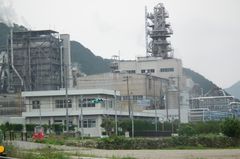 오른쪽 높은 탑이 증해솥