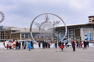 2022년 동계 올림픽의 세 개의 공개 성화대 중 하나로, 옌칭에 위치해 있다.
