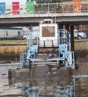 포토맥 강과 아나코스티아 강에서 떠다니는 부유물과 쓰레기를 제거하는 데 사용되는 스키머 보트