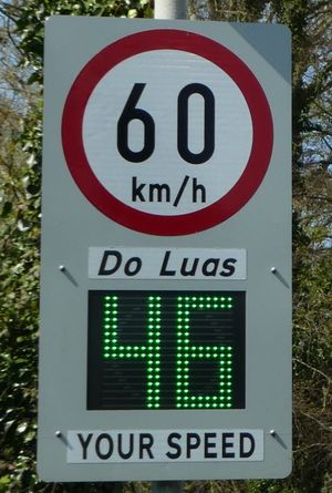 아일랜드 공화국의 속도 제한 표지판("km/h" 사용)