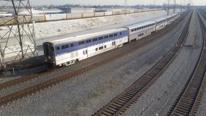 로스앤젤레스 유니온 역으로 향하는 서프라이너(선두 및 3량째 이후)와 슈퍼라이너(2량째) 2015년