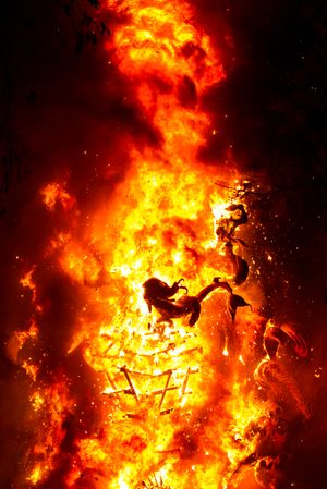 2015년 발렌시아의 폭죽 축제(Falles)에서의 '라 크레마'(ninots 소각)