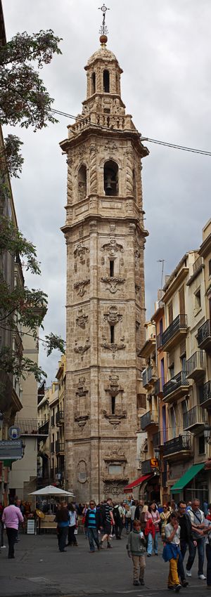 고딕 양식의 산타 카탈리나 교회의 바로크 양식 종탑