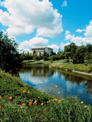 캘리포니아대학교 데이비스캠퍼스 식물원에서 바라본 Mrak 홀