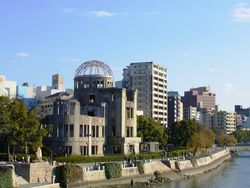 원폭 돔과 주변 아파트