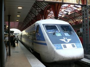 2005년 9월 코펜하겐 중앙역에서 원래 도색으로 운행 중인 X 2000