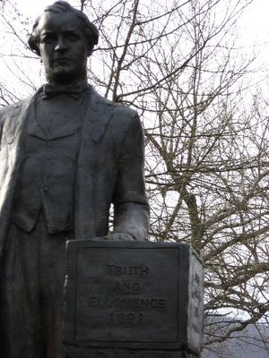 테네시주 데이턴에 있는 테네시주 레아 카운티 법원 잔디밭에 서 있는 브라이언 동상