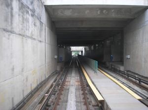 2007년 미완성 상태였던 스리람파이역 (스리람파이 LRT 역). 2010년에 완공되어 개통되었다.