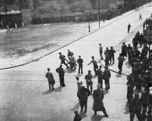 1956년 포즈난, 얀 코하노프스키 거리; 희생자 중 한 명을 옮기는 모습