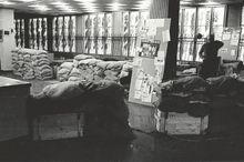 1월 13일, 세이마스 궁전 내부에서 예상되는 소련의 공격에 대비하는 모습.