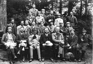 1892년 작센의 숲을 방문한 옥스퍼드 산림 학교 학생들과 함께 서 있는 슐리히