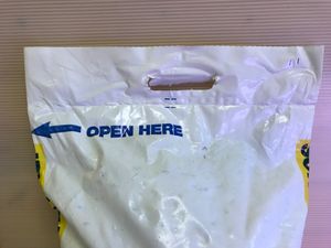 섬유수지 봉투에 담긴 소금. 두꺼운 플라스틱에 손잡이가 뚫려 있어 들고 다닐 수 있다.