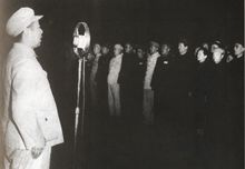 1949년 천안문 광장에서 개최된 제1차 중국인민정치협상회의 전원회의 대표들이 인민영웅기념비 기공식을 거행하는 모습