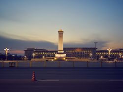 인민대회당 앞의 기념비, 2016년