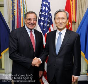 2012년 10월 24일 열린 제44차 한미안보협의회의에서 김관진 국방부장관과 리언 파네타 미 국방장관이 공동성명을 발표한 이후 악수하고 있다.