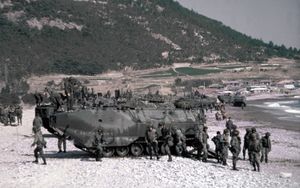 1982년 팀 스피릿 훈련 간 미 해병대가 LVTP-7에서 강습 상륙 중인 모습