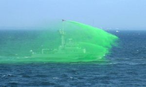 물대포를 발사하는 일본 해상보안청 순시선