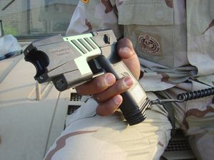 군용 버전 M-26 TASER