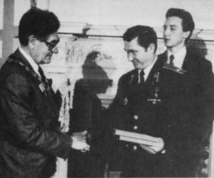 영국 소방 협회 회장이 체르노빌 소방대의 지휘관인 텔랴트니코프 소령에게 용기를 기리기 위해 용감성을 나타내는 훈장을 수여하고 있다.